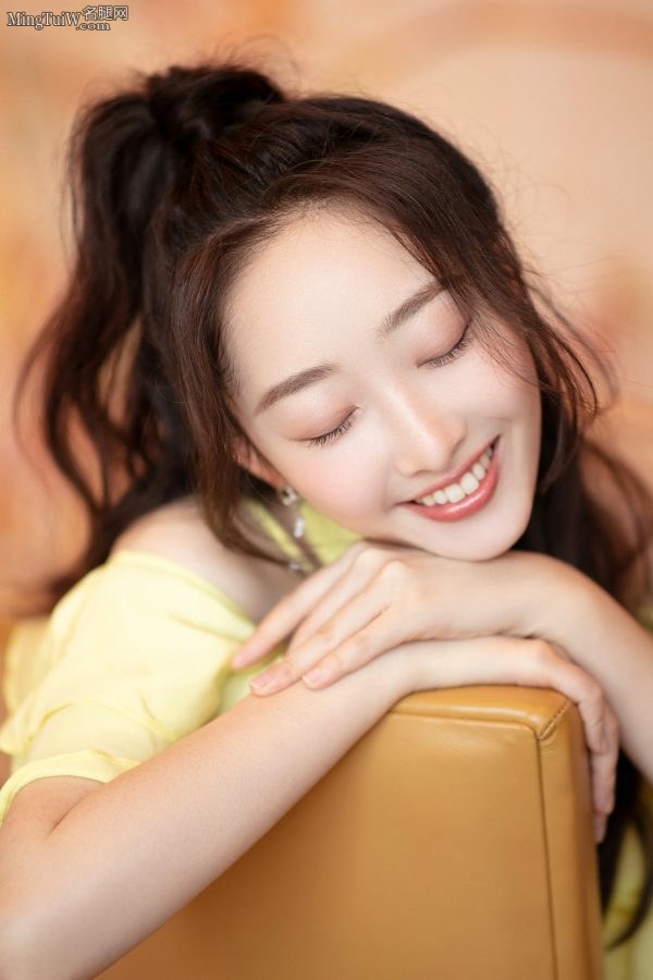 女明星蒋梦婕代言女星用品时展示美丽玉腿(4/4)