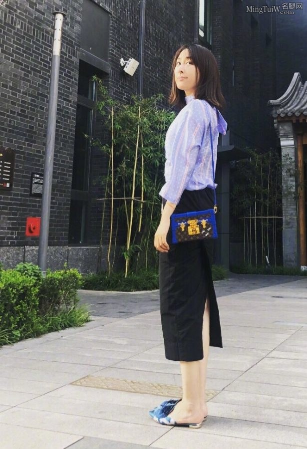 马苏穿尖头拖鞋外出露足底(3/3)