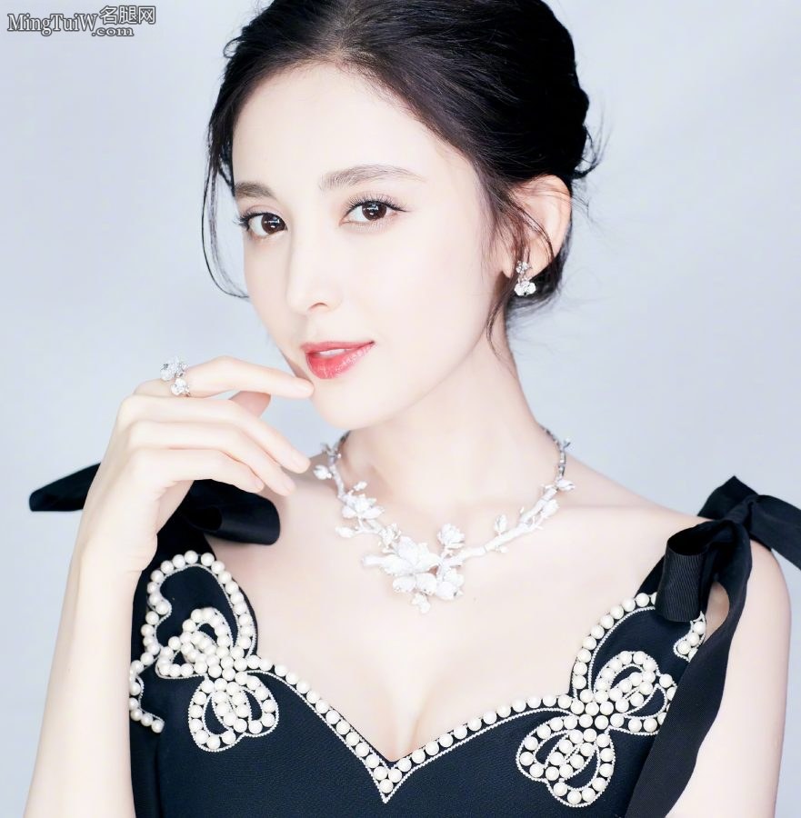 古力娜扎低胸长裙落落大方 美沟该挤还是要挤的(4/7)