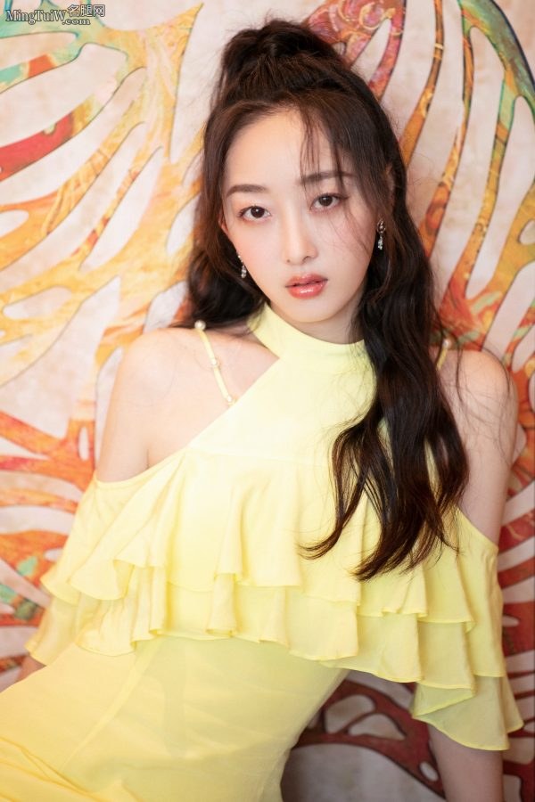 女明星蒋梦婕代言女星用品时展示美丽玉腿(2/4)