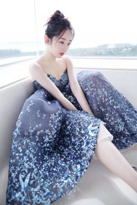 蒋梦婕纯美写真 低胸裙露美沟和白嫩的玉足（第2张/共7张）