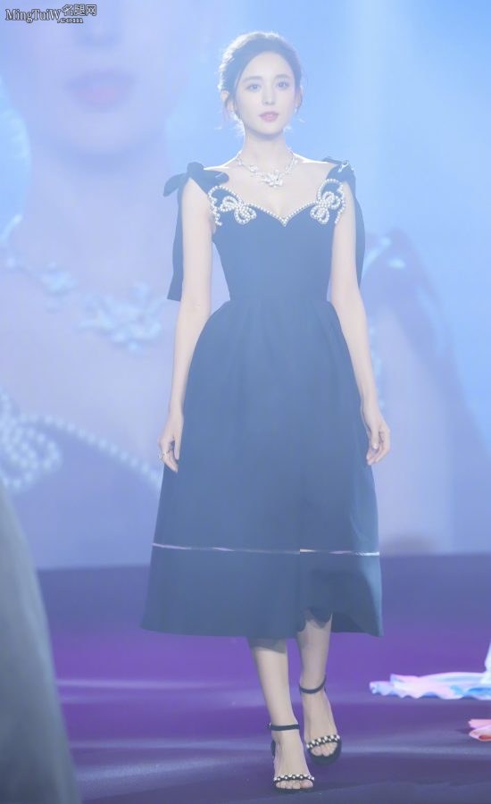 古力娜扎低胸长裙落落大方 美沟该挤还是要挤的(2/7)