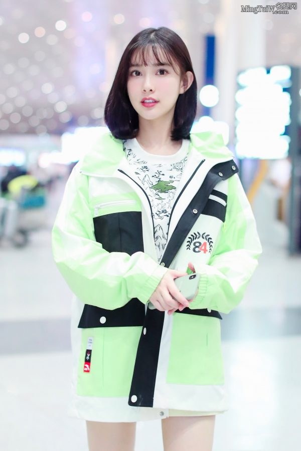 甜美可爱的妹子孟子义机场美腿图(3/4)