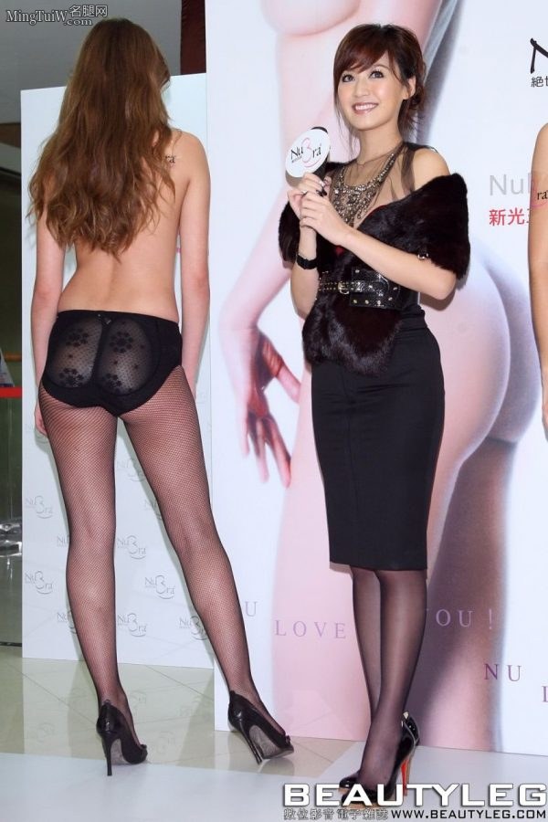 美女主播王怡仁腿穿质感很好的黑色丝袜 打开上衣让你看NuBra（第3张/共6张）