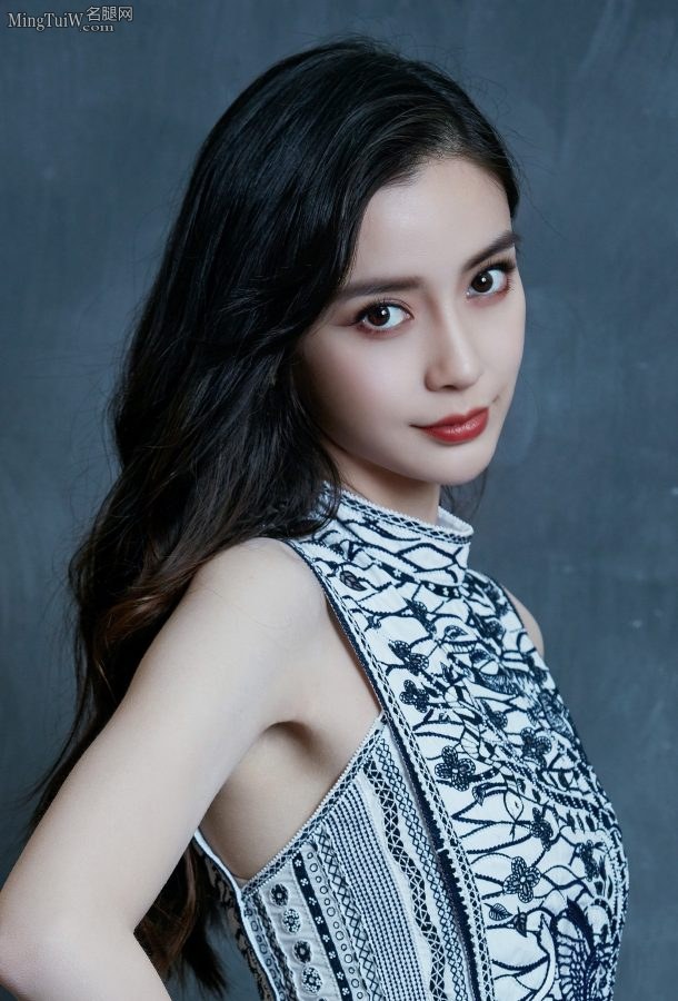 安吉拉大宝贝长直的玉腿简直美翻了(5/20)