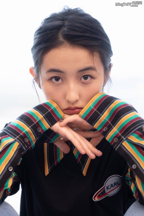 小美女张子枫穿了蓝色牛仔裤 走红毯时换上了高跟凉鞋(6/11)