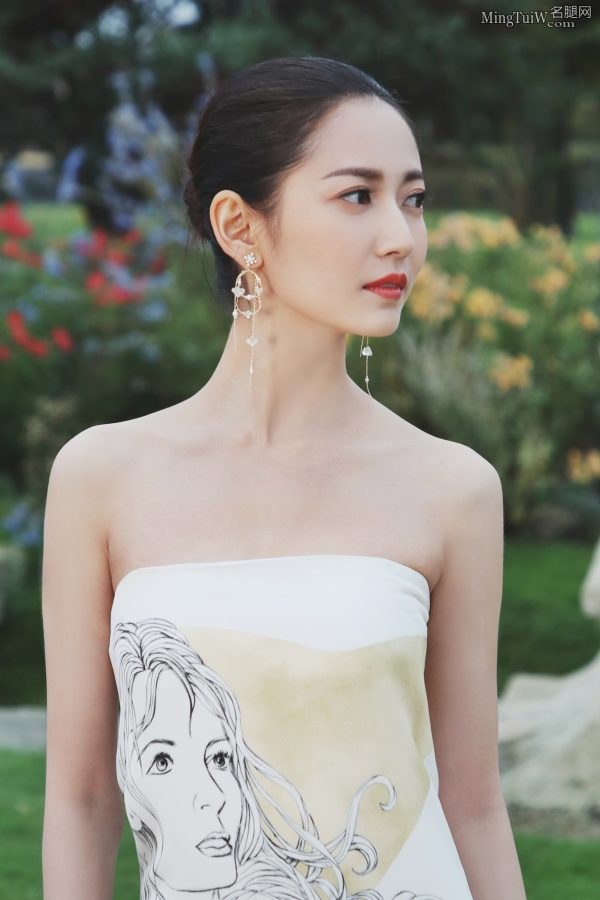 陈钰琪举手投足间尽显优雅气质 长裙下露出穿凉鞋的玉足(4/8)