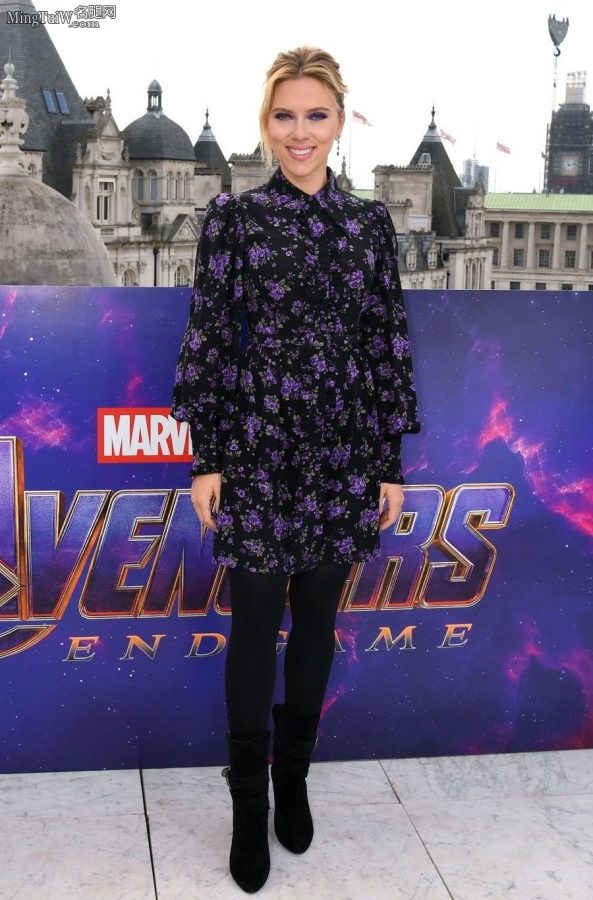 The widowed sister wears leggings and high-heeled boots to promote "Avengers"(9/10)