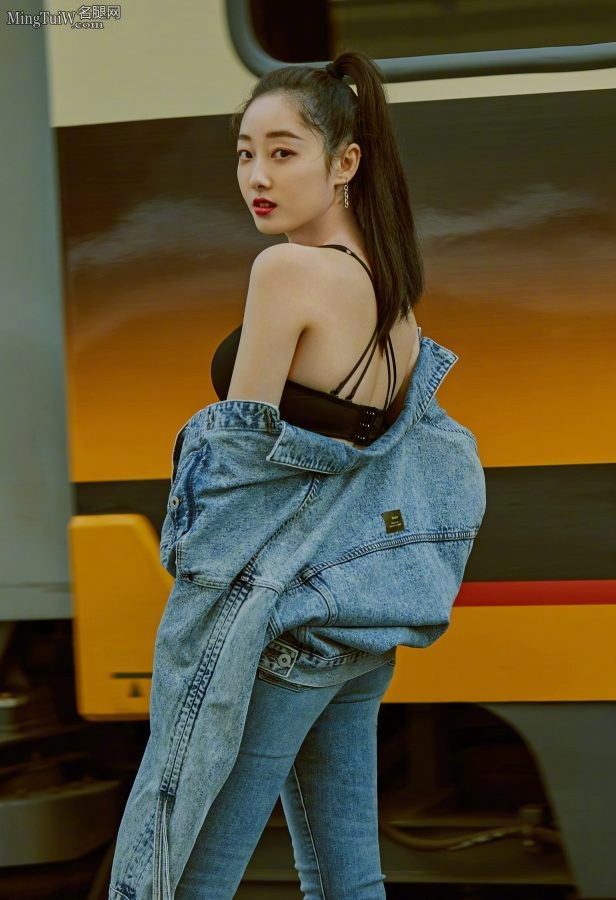 蒋梦婕写真照片大方展露蕾丝吊带背心(3/4)