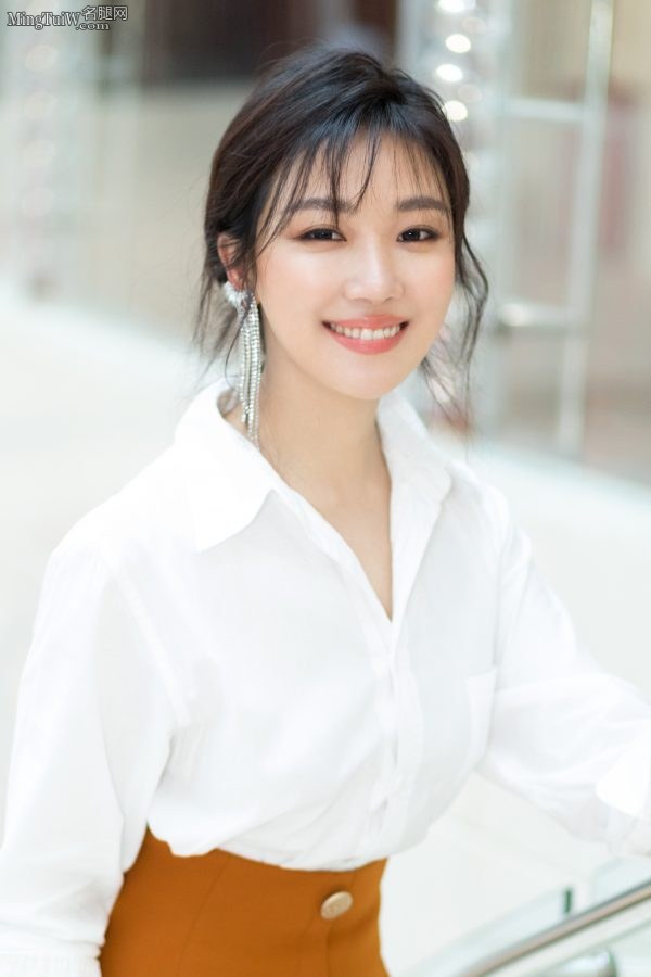 菅纫姿白衬衫紧身裙 笑容自信甜美(2/8)