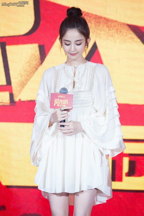 美女明星古力娜扎身着高腰连衣裙 丸子头可爱笑容甜美(9/11)