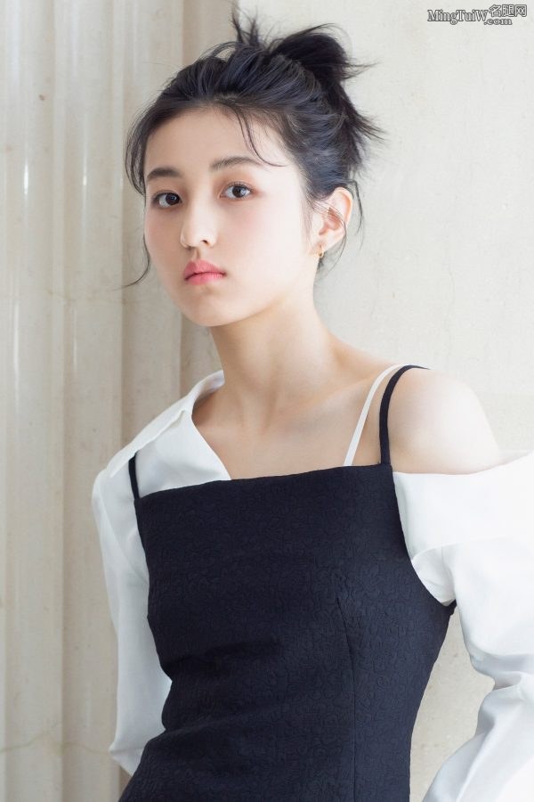 张子枫小脚丫踩精致凉鞋真好看(4/6)