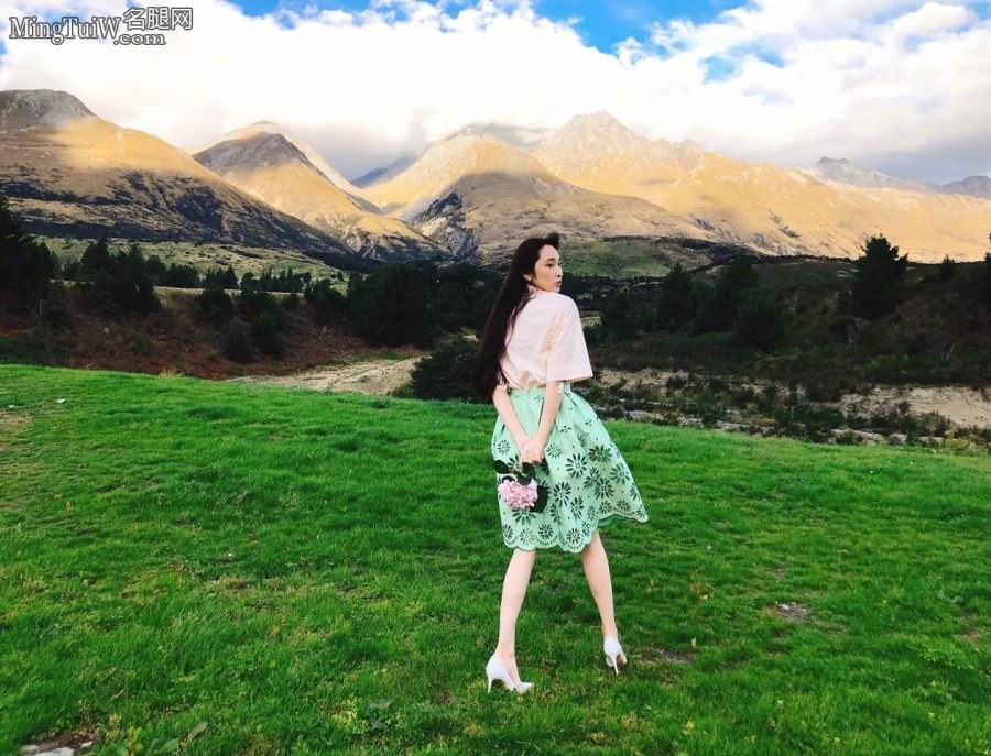 吴佩慈穿高跟鞋旅行 景色太美了(3/4)