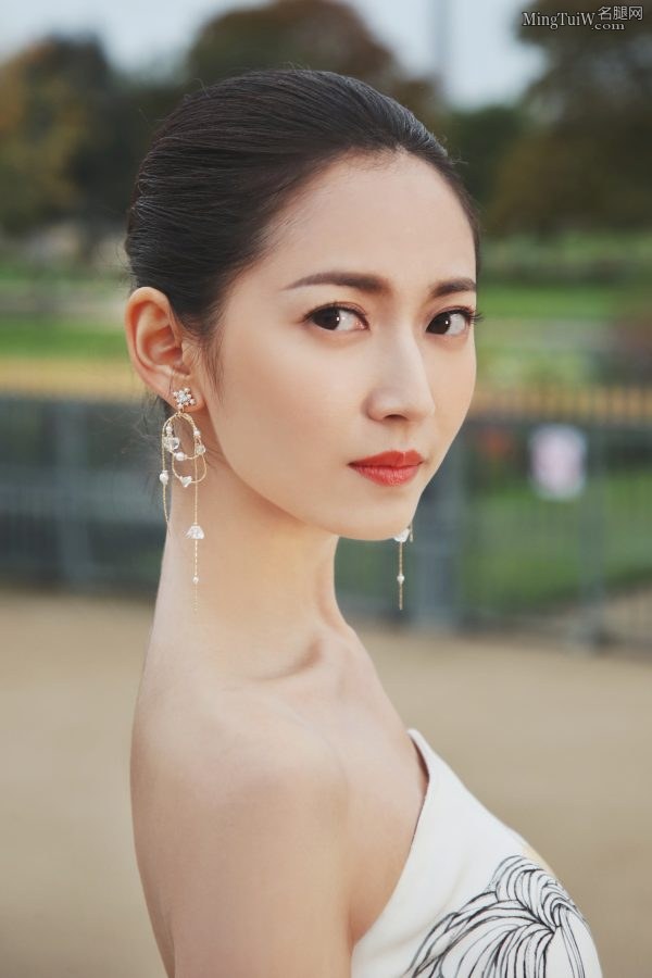 陈钰琪举手投足间尽显优雅气质 长裙下露出穿凉鞋的玉足(5/8)