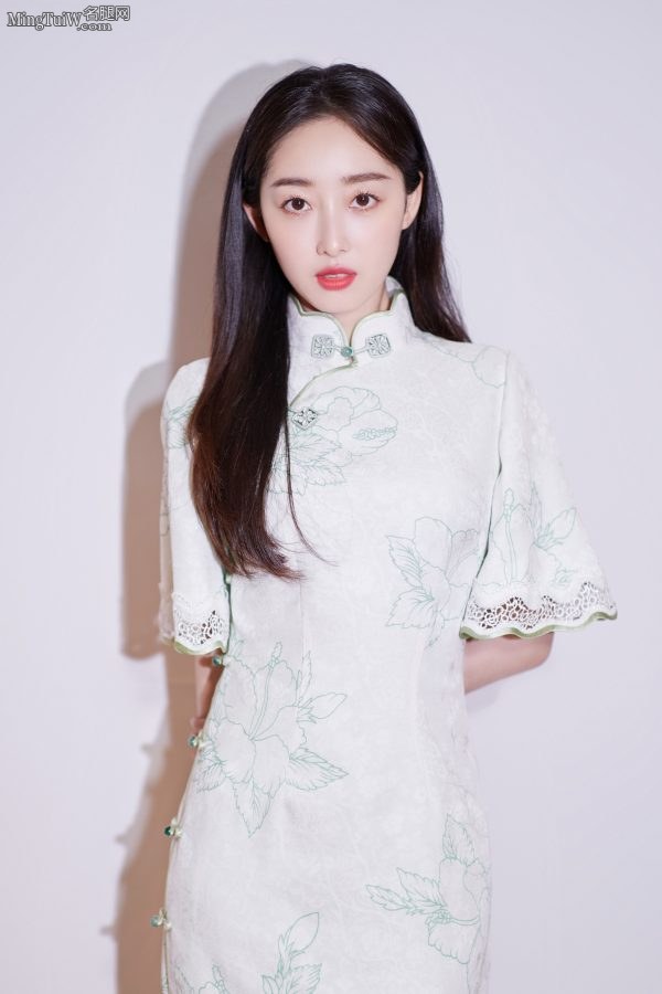 江南美女蒋梦婕优雅旗袍秀 脚上却穿了性感的凉鞋(4/5)