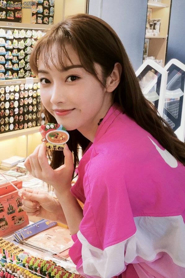 粉色美少女宣璐大长腿吸睛(2/3)