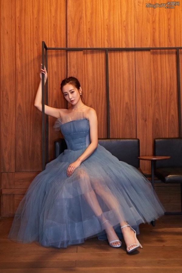 李纯玉足踩Stuart Weitzman蓝色高跟鞋(1/13)