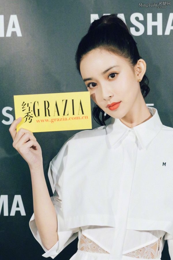 甜美的女演员孟子义穿小白裙清爽秀腿(2/3)