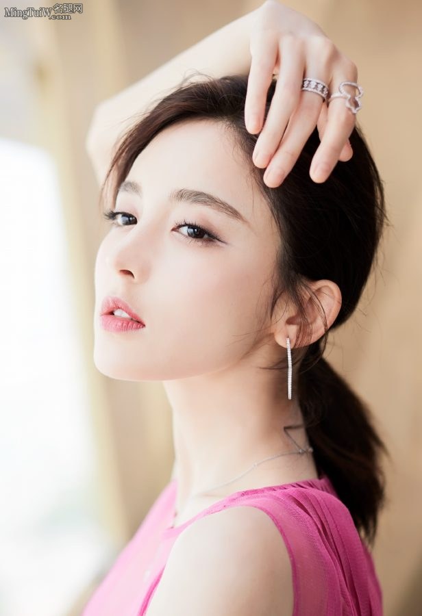 高贵气质的女星古力娜扎穿透明纱裙秀傲人上围(2/13)