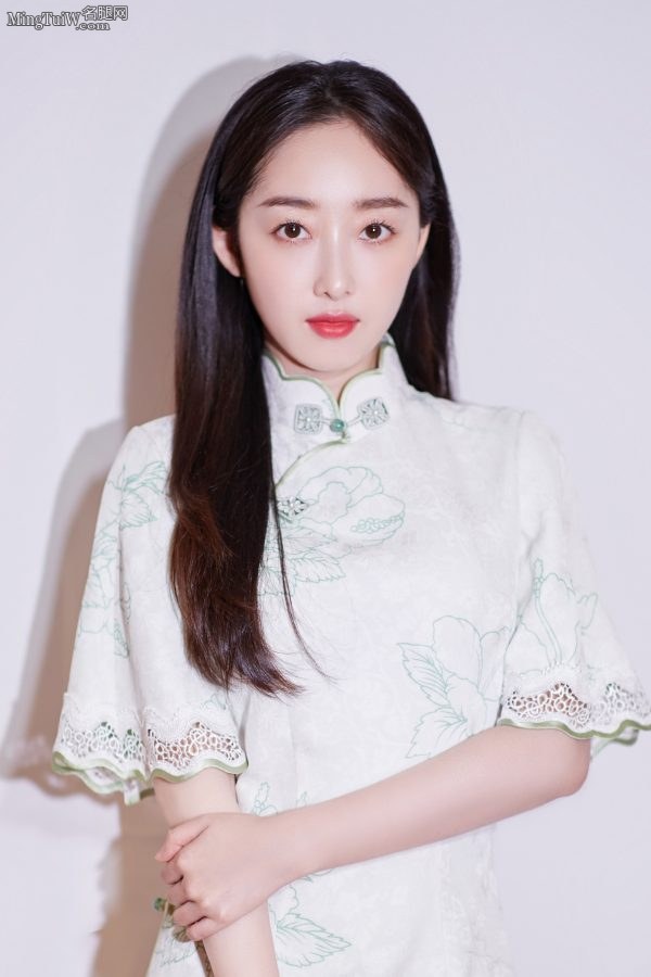 江南美女蒋梦婕优雅旗袍秀 脚上却穿了性感的凉鞋(3/5)