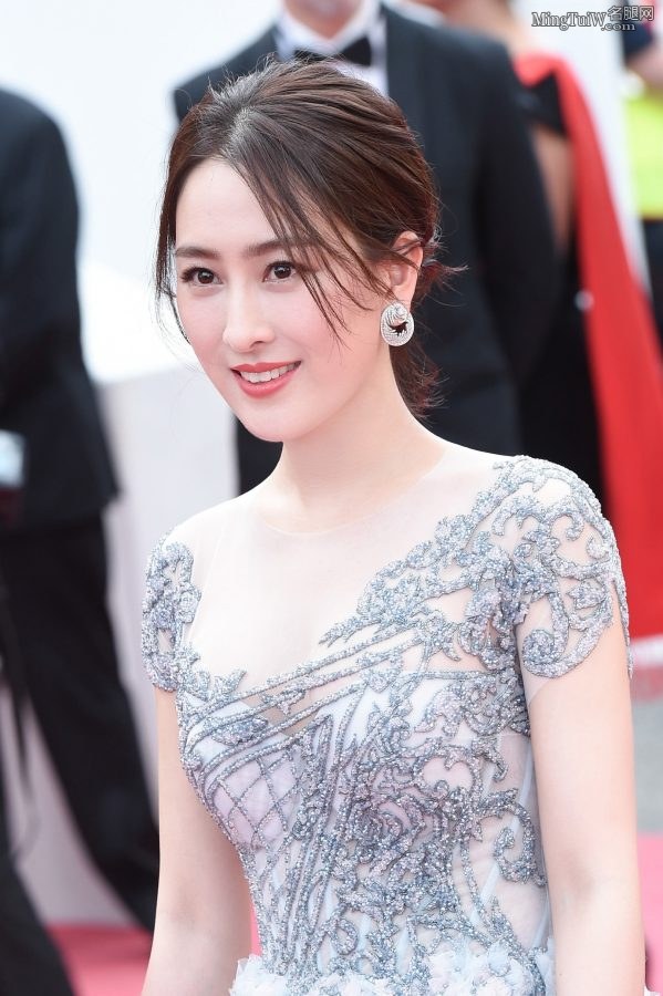 Ma Su looked plump and majestic in a low-cut gorgeous dress on the red carpet(2/10)