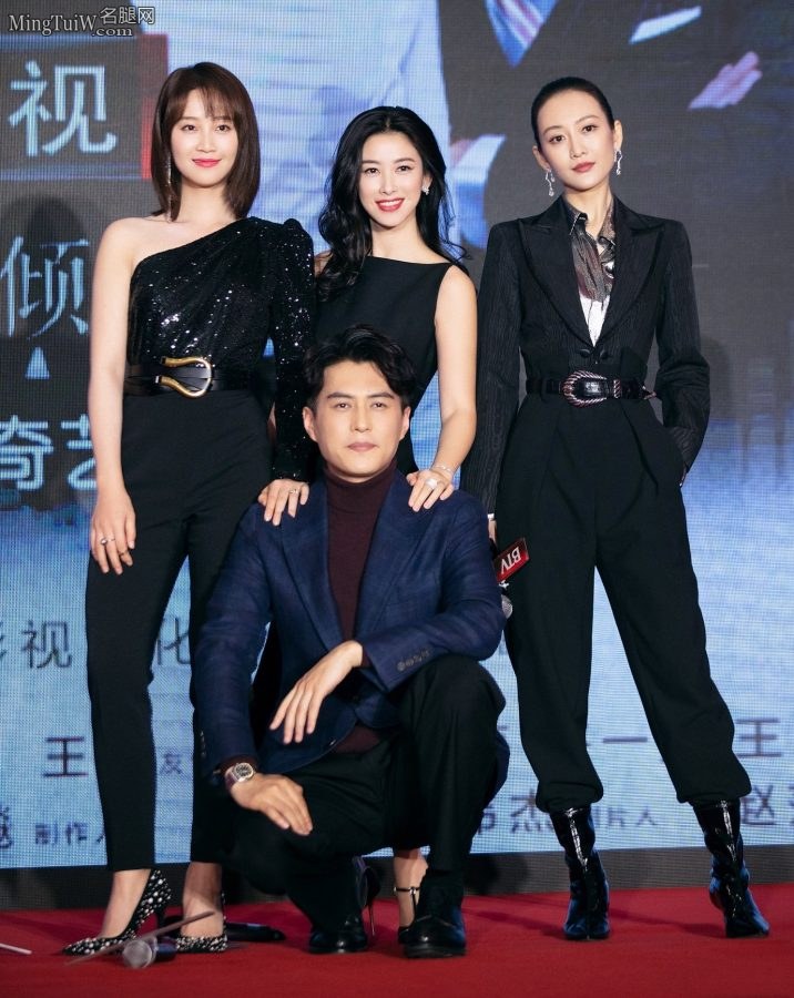 王鸥穿细跟短皮靴英姿飒爽(6/9)