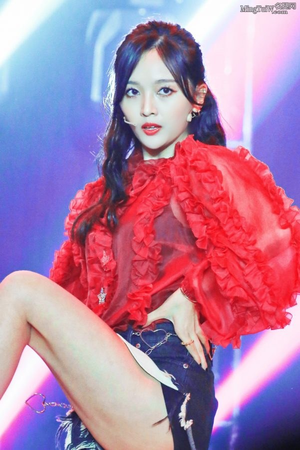 美艳风格吴宣仪穿牛仔热裤露大腿表演(1/9)