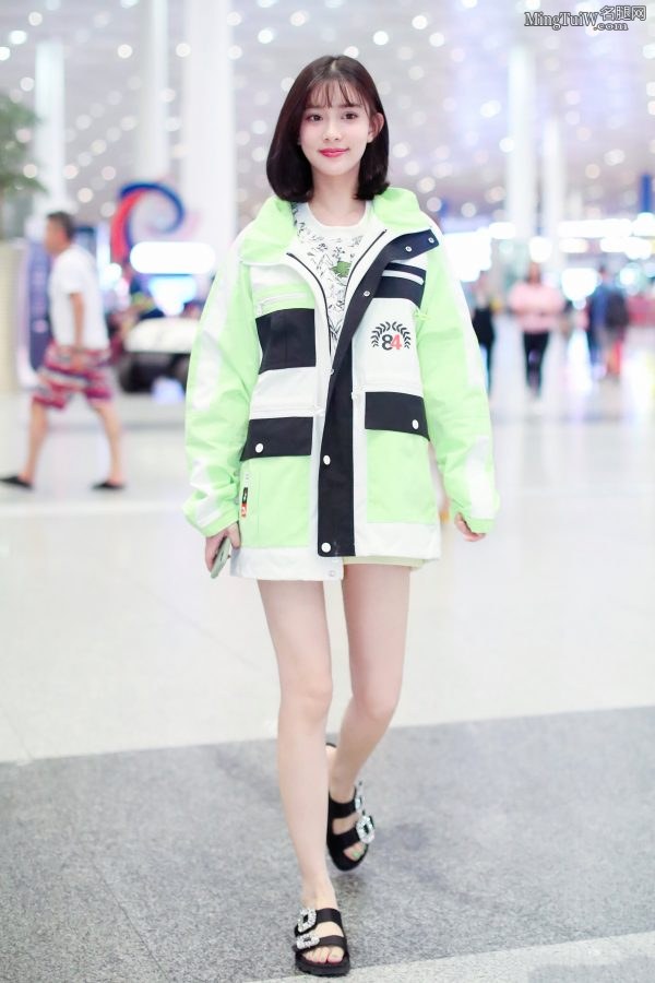 Pictures of sweet and lovely girl Meng Ziyi's beautiful legs at the airport(1/4)