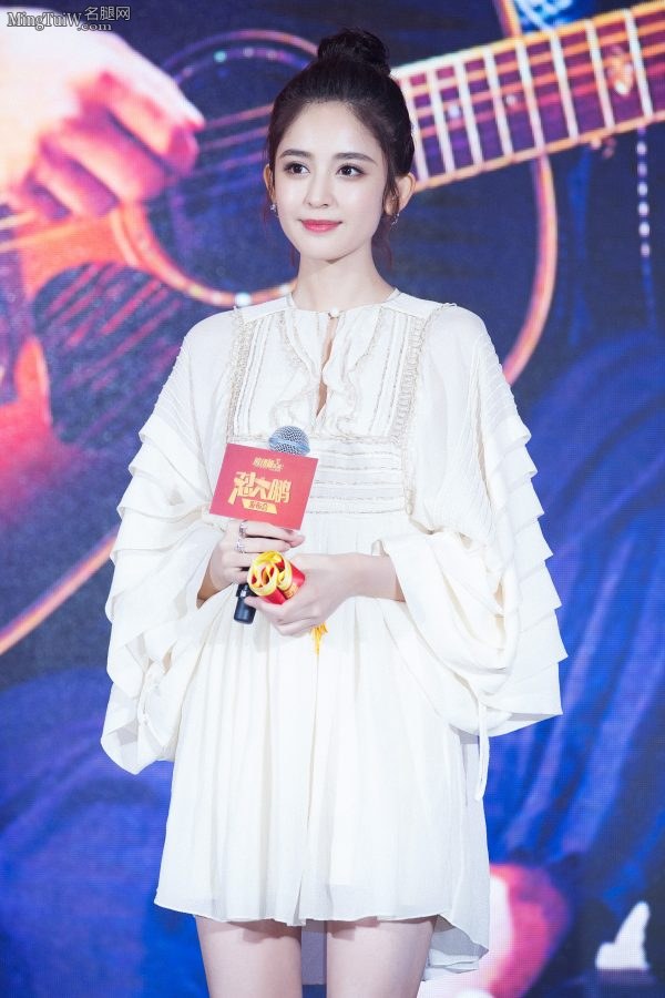 美女明星古力娜扎身着高腰连衣裙 丸子头可爱笑容甜美(11/11)