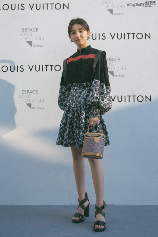 Girl Zhang Zifeng attended fashion events and wore high heels to increase her femininity(1/5)