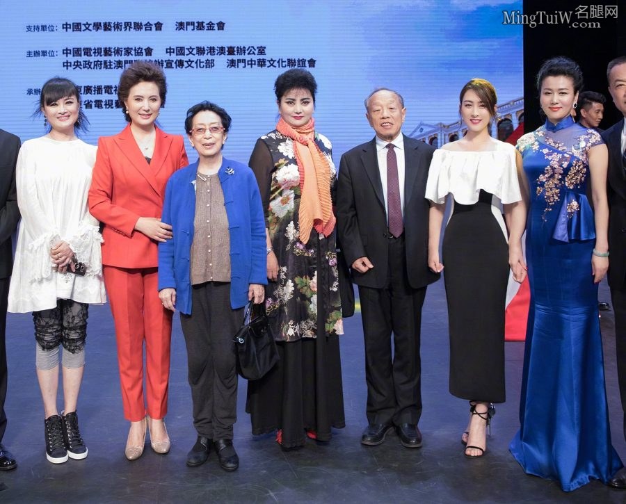 马苏演唱现场美足踩性感凉高跟鞋(3/3)
