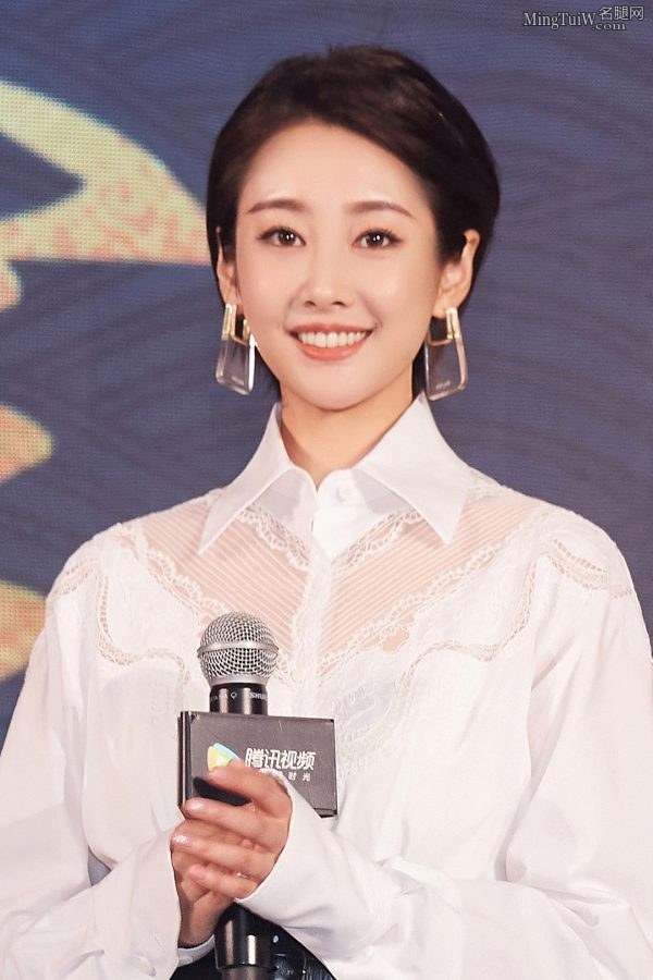 细腰长腿的李纯展示格外媚甜气质(7/8)