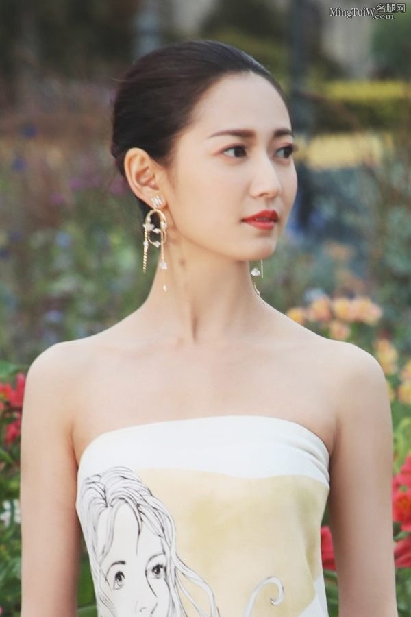 陈钰琪举手投足间尽显优雅气质 长裙下露出穿凉鞋的玉足(3/8)