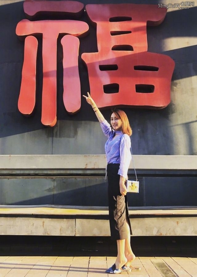 马苏穿尖头拖鞋外出露足底(1/3)