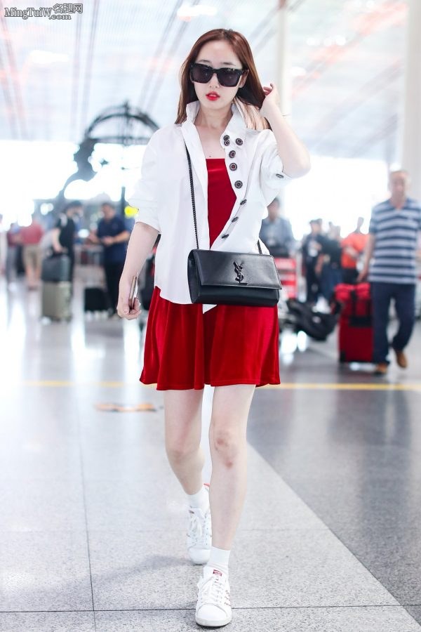 青春靓丽的女明星蒋梦婕机场街拍(2/5)