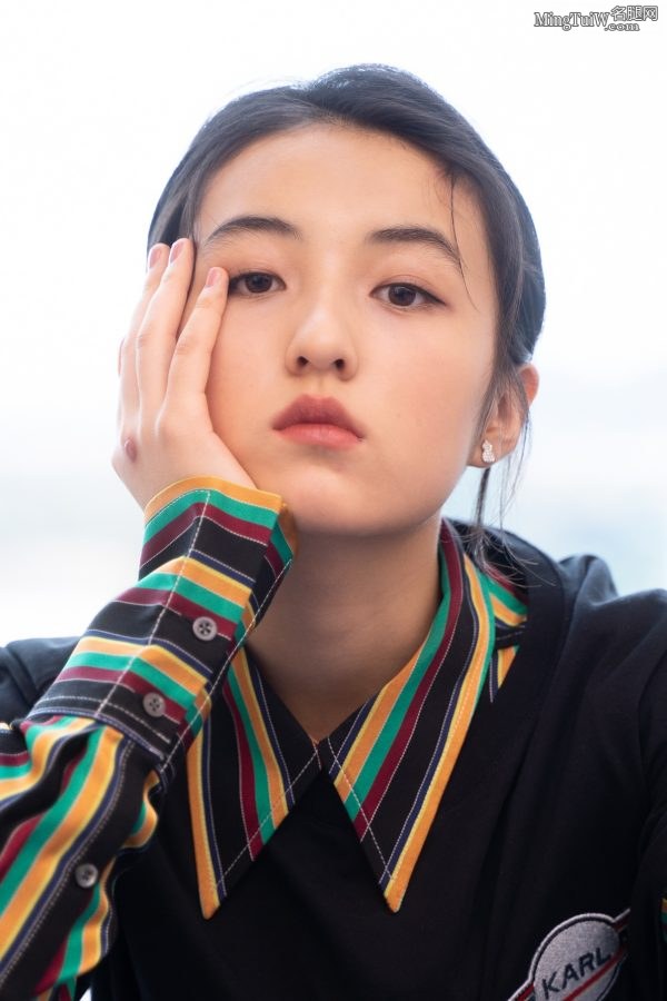 小美女张子枫穿了蓝色牛仔裤 走红毯时换上了高跟凉鞋(5/11)