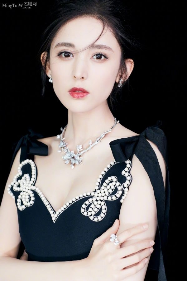 古力娜扎低胸长裙落落大方 美沟该挤还是要挤的(7/7)