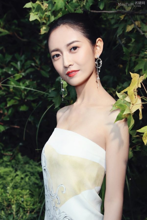 陈钰琪举手投足间尽显优雅气质 长裙下露出穿凉鞋的玉足(7/8)