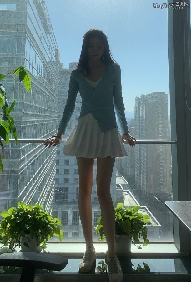 谭晓凡在落地窗户前展示她的极品长腿这个可以有（第2张/共4张）