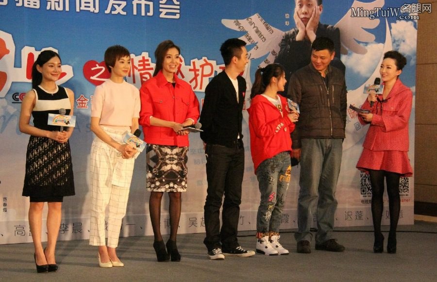 《好男儿》宣传时期高露穿上了黑色丝袜(1/4)