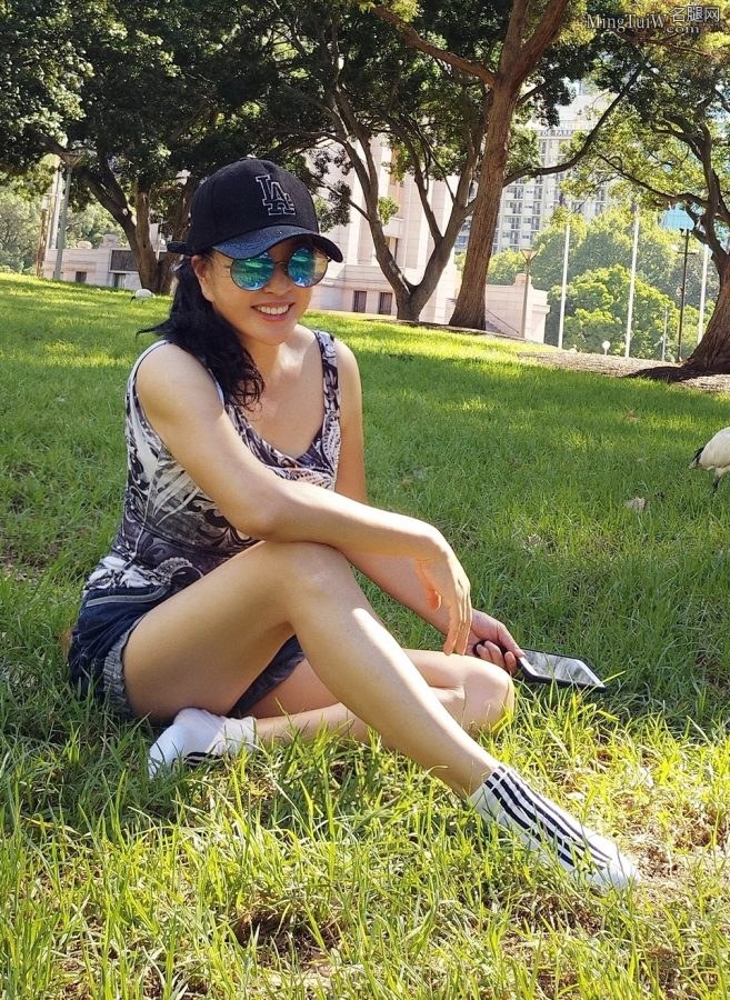 刘晓庆外出旅行时穿热裤露美腿(7/12)