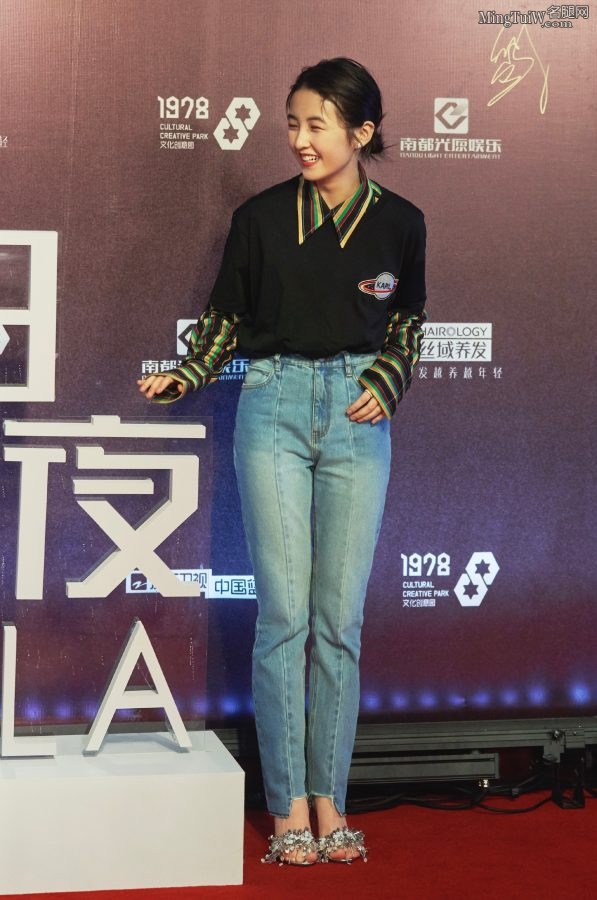 小美女张子枫穿了蓝色牛仔裤 走红毯时换上了高跟凉鞋(9/11)