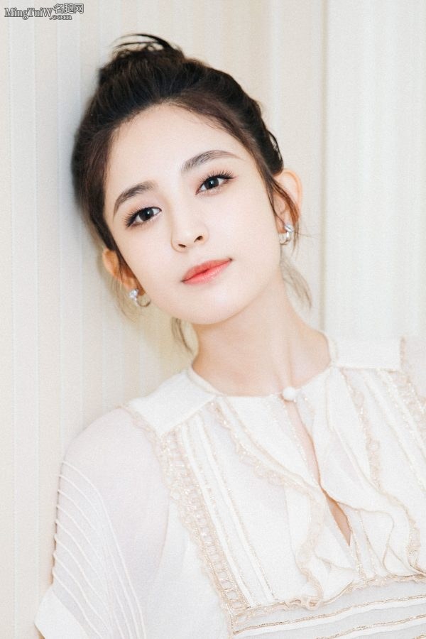 美女明星古力娜扎身着高腰连衣裙 丸子头可爱笑容甜美(6/11)