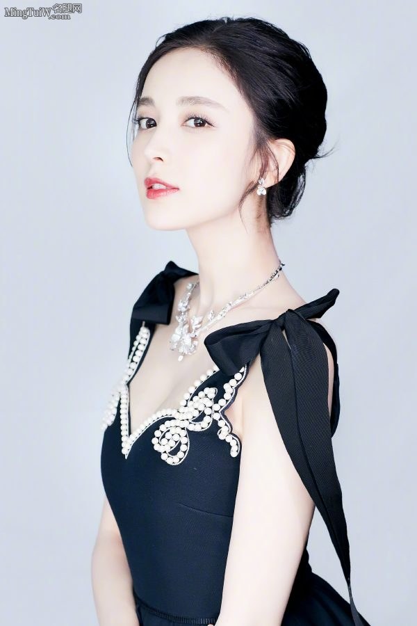 古力娜扎低胸长裙落落大方 美沟该挤还是要挤的(6/7)