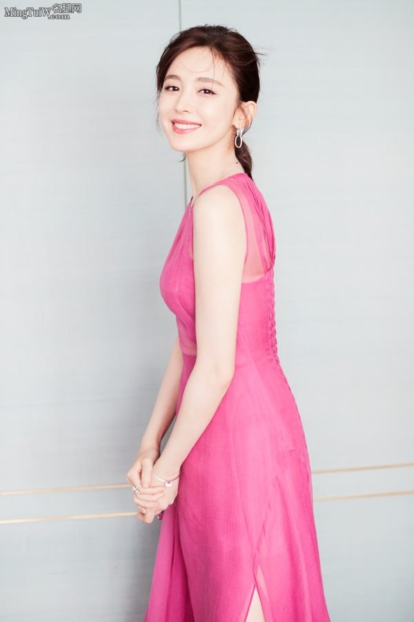 高贵气质的女星古力娜扎穿透明纱裙秀傲人上围(6/13)