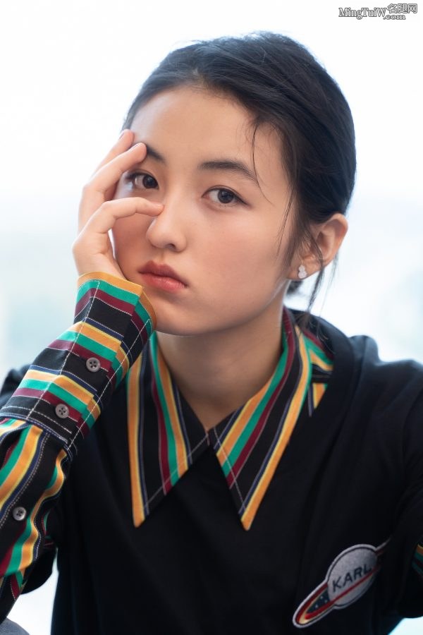 小美女张子枫穿了蓝色牛仔裤 走红毯时换上了高跟凉鞋(7/11)