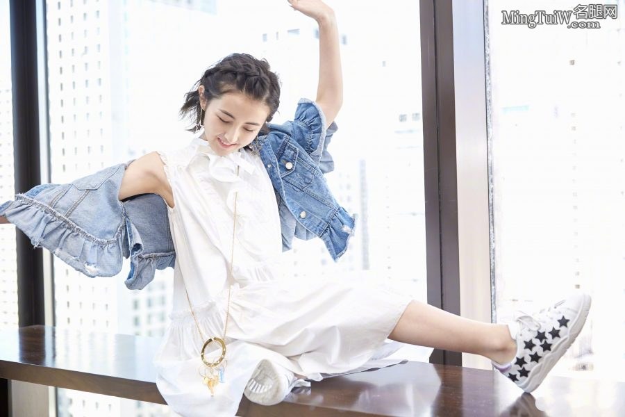 张子枫脚穿小白鞋可爱摆各种pose(1/7)