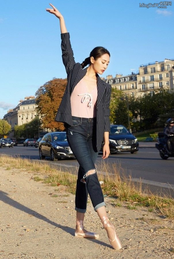 李纯身穿紧身牛仔裤在巴黎街头跳芭蕾（第6张/共7张）