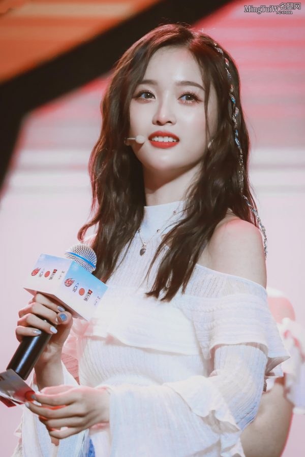 青春美少女吴宣仪短裙露漂亮大腿(4/4)