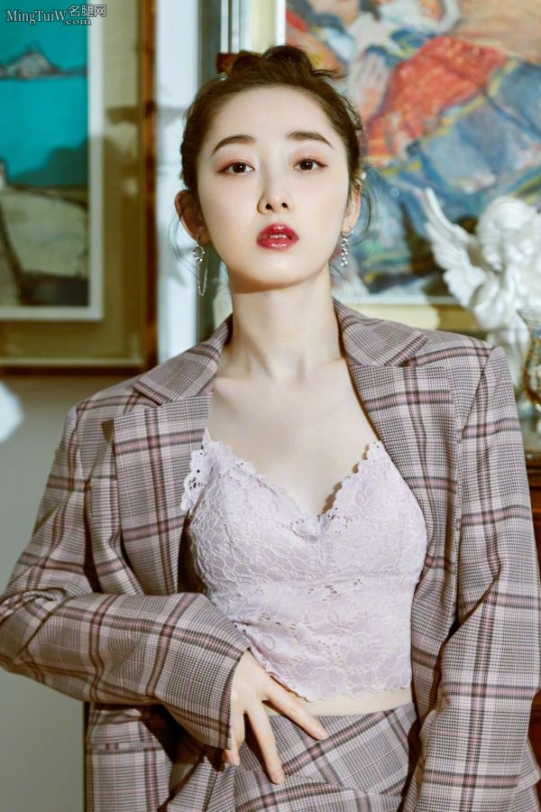 蒋梦婕写真照片大方展露蕾丝吊带背心(2/4)